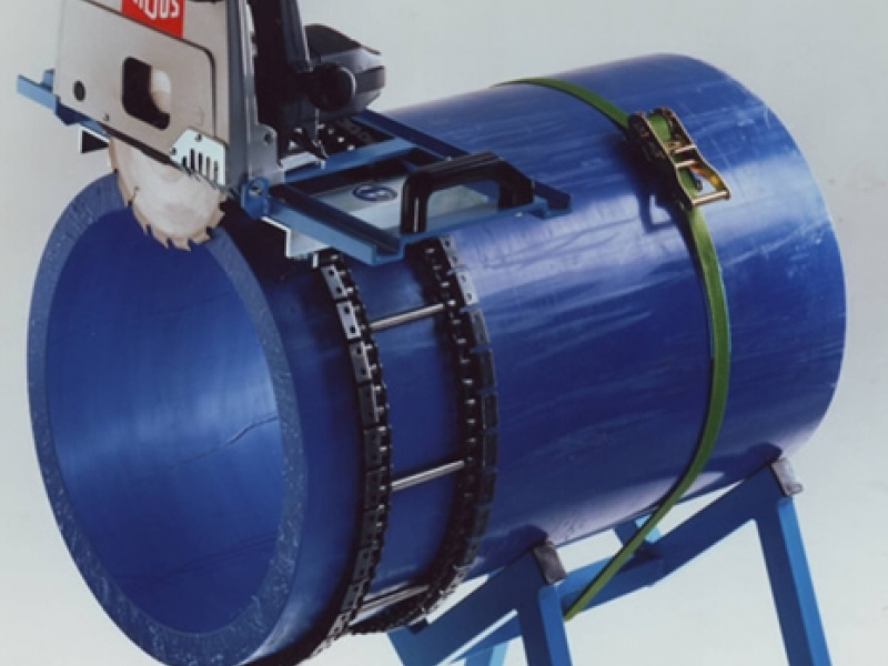 Buzz saw with tensioning chain guidance